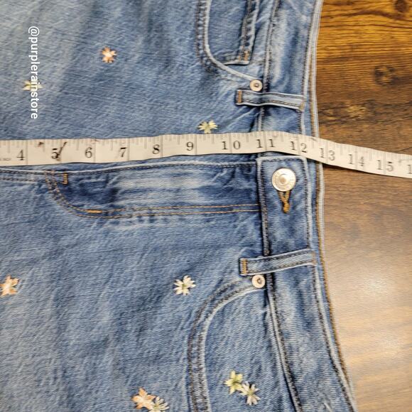 American Eagle Mom Shorts Size 10 Floral Embroidered Medium Wash Denim - Picture 8 of 11